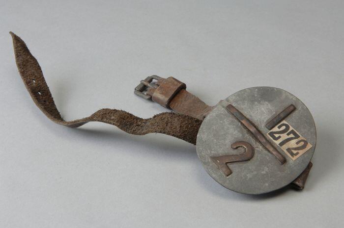 Armschild van de brandweer met "1 / 2"