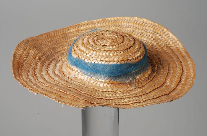 Miniatuur strohoed van naturelkleurig gevlochten bandstro, blauw crêpe lint met strik, poppengoed