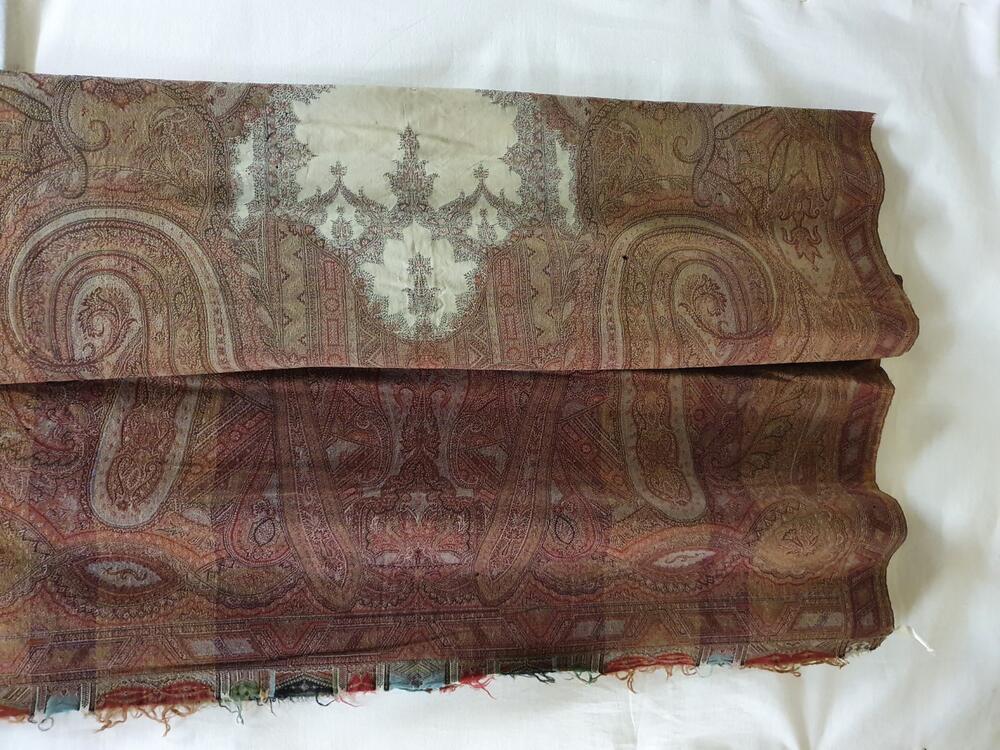 Shawl, witte spiegel met de kleuren rood, oranje, wit, zwart, groen, geel en blauw