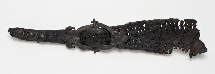 Fragment leren schoenband met tinen siergesp en beslag