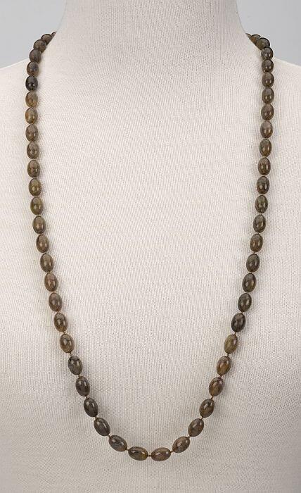 Kralenketting, grijsbruin gevlamde ovale kunststofkralen, met metalen slotje