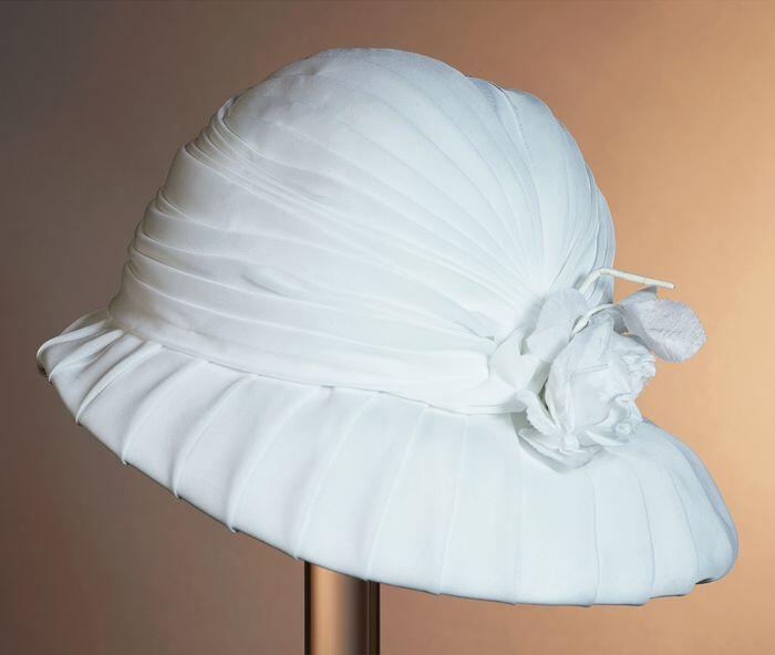 Cloche van geplooid wit nylon corsage van witte roos van zijde