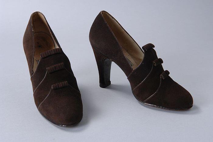 Donkerbruine suède hakschoenen met versiering in de vorm van drie rolletjes leer