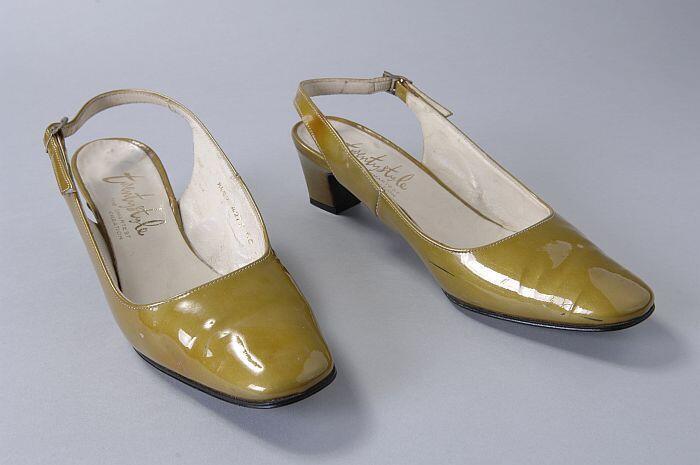 Damesschoenen, metallic groene lakleren slingbacks met gouden glans, klein vierkant hakje en smalle…