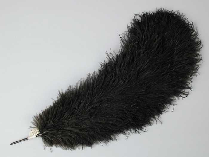 Veren hoedendecoratie of corsage, donkerbruine maraboeveer samengesteld uit meerdere (stukjes) veren