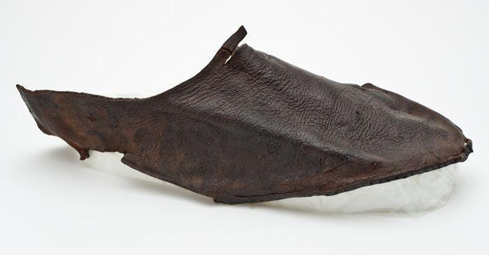 Fragment leren schoen, rechterschoen met snede op de wreef