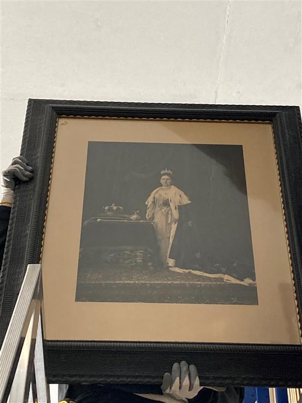 Fotoportret van Koningin Wilhelmina in kroningsornaat met glas en lijst