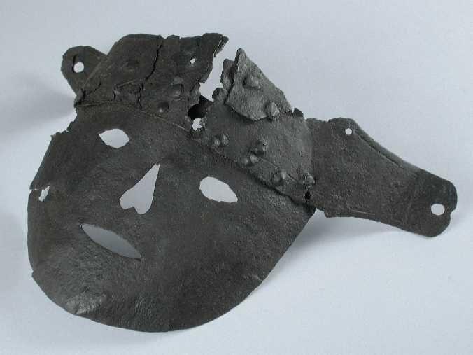 Brandmasker of schandmasker, gebogen ijzeren plaat met hoofdband met daarin ogen, neus en mond…