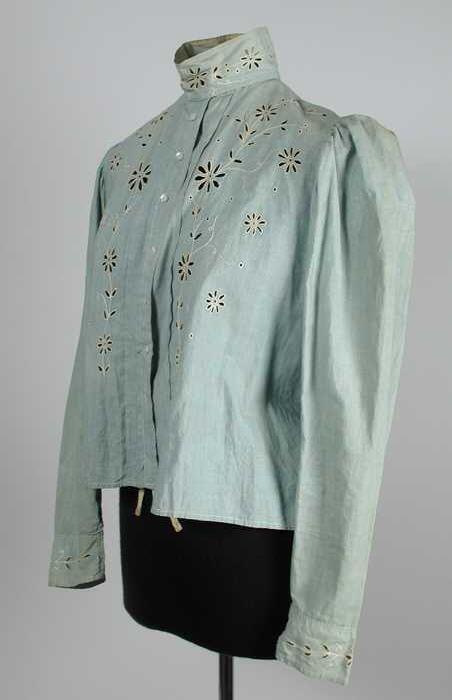 Damesblouse of japonlijf van lichtblauw katoen hooggesloten met open borduursel in wit op halsboord…