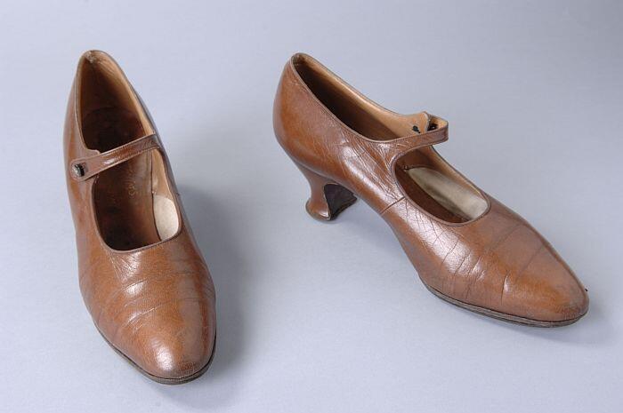 Bruine leren damesschoenen met louishak