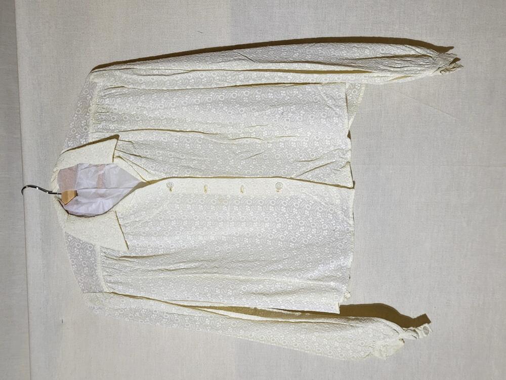 Blouse van wit crêpekatoen, ingeborduurd kringeldessin met blaadjes