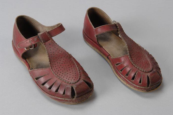 Rode kindersandalen met T-bandje en gesp, kunststofzool