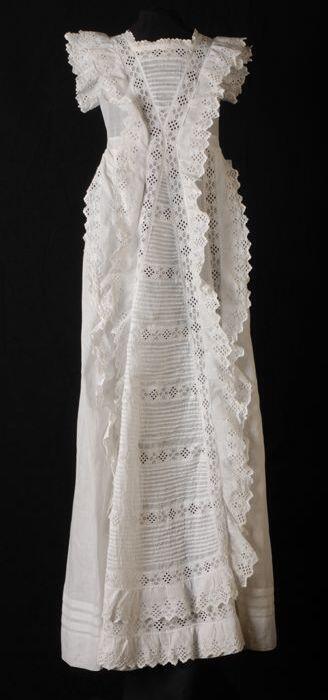 Lange wijduitlopende doopjurk van wit katoen zandlopervormig front met broderie anglaise en…