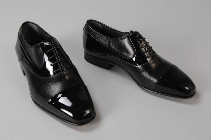 Paar herenschoenen van zwart leer met zwarte lakneus, kleine hak, "Corbeau"