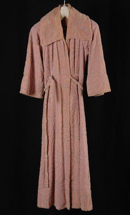 Peignoir of ochtendjapon, roze velours met ingeweven bloemmotief