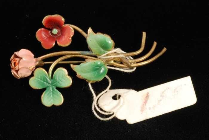 Broche, goudkleurige metalen steeltjes met geverfde groene blaadjes en roze bloemetjes, kapper Van…