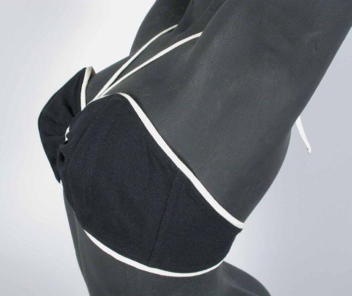 Zwart linnenstrapless bikinitop, afgebiesd met wit band, verticale balein in cup, haaksluiting…