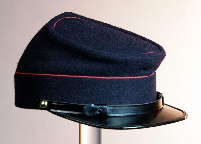 Donkerblauwe uniformpet conducteurs met rode biezen