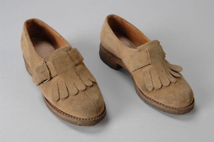 Bruine suède schoenen met omgeslagen tong die eindigt in franje, wreefband met gespsluiting, dikke…