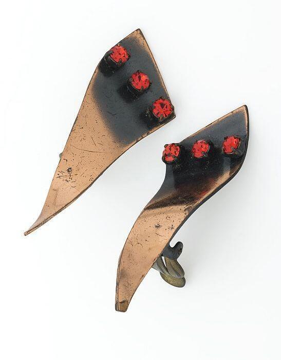 Driehoekige roodkoperen clips met rode strass-steentjes