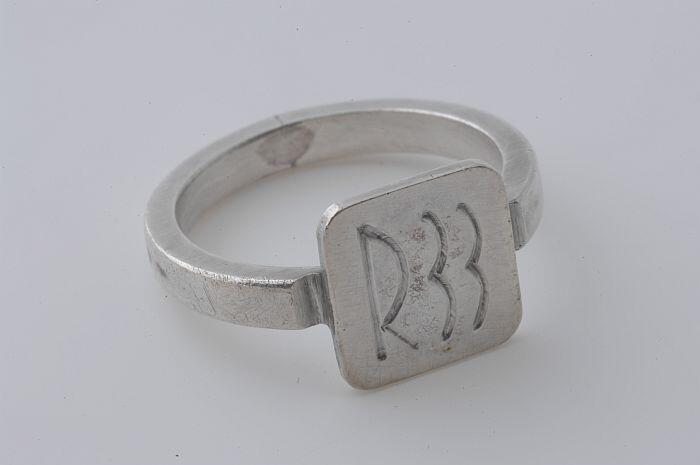 zilveren ring R33 van Henk Chabot