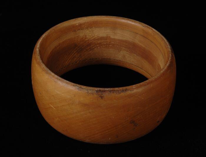 Hoedenmal in de vorm van brede iets bolle ring van naturelkleurig hout "124 / 22 1/2"