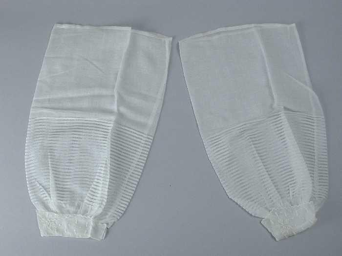 Paar ondermouwen van dun wit katoen met ingeweven opengewerkte streepjes, manchet met wit broderie