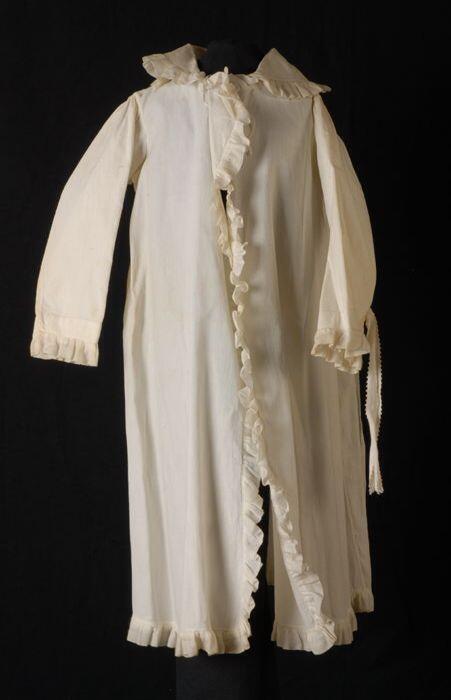 Halflange witte babymantel van ribkatoen piqué, platte ronde kraag met ruches van wit mull