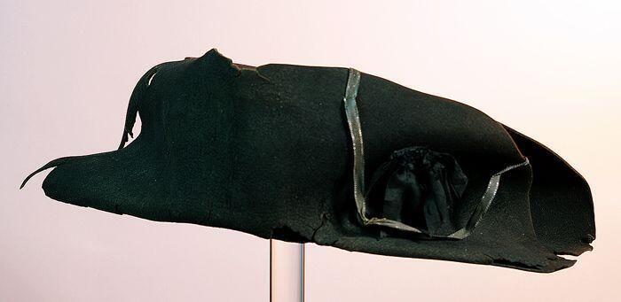 Zwart vilten tweekantige steek, bicorne, met lint en zwarte kokarde, drie kogelgaten in opstaande…