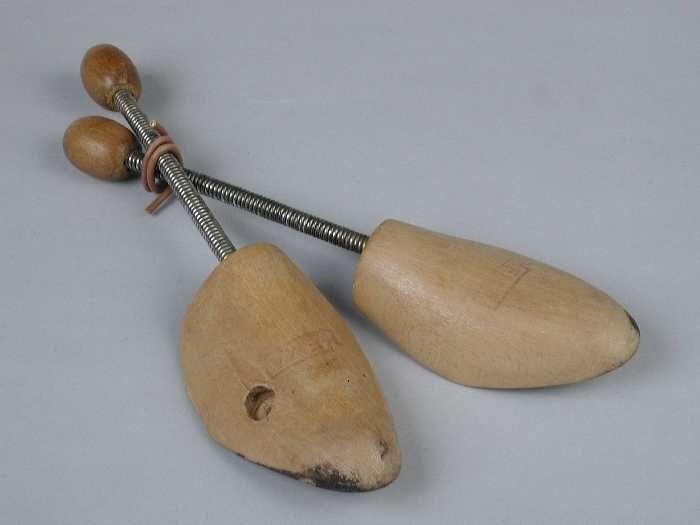 Paar schoenspanners van blank gelakt houtmet een blank metalen spiraalveer als spanner en…