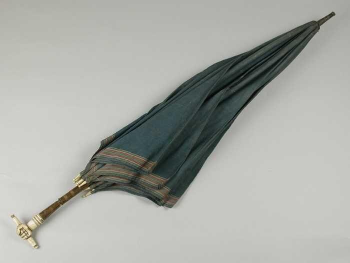 Paraplu met bekleding van groen katoen koperen steel, benen knop in de vorm van hand