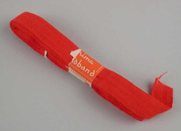 Naadband van rood katoen met originele papieren wikkel, "Prima"