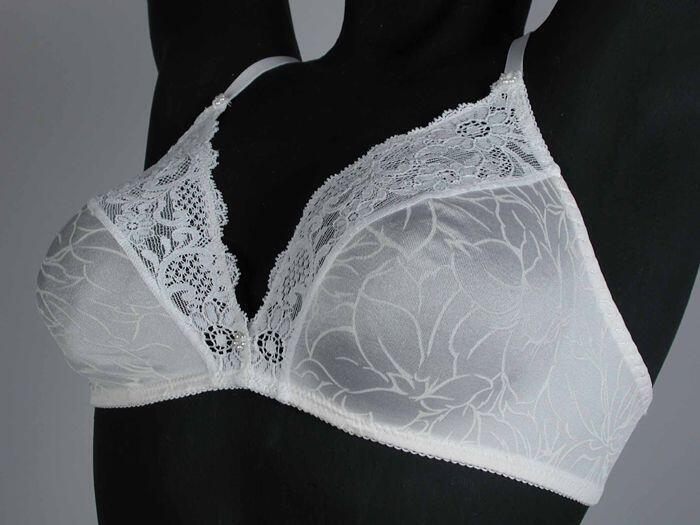 Witte bustehouder van elastisch materiaal, met opgedrukt wit bloempatroon en kant op de cups, in…