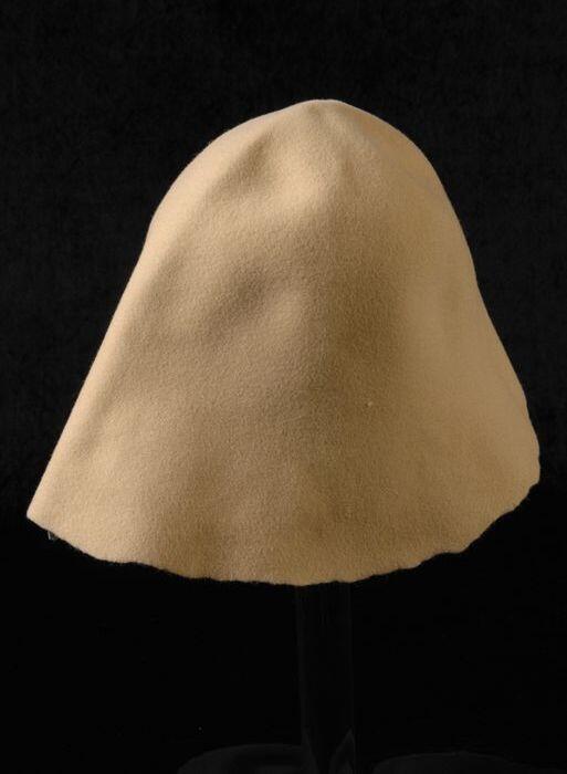 Gele vilten cloche, halffabrikaat