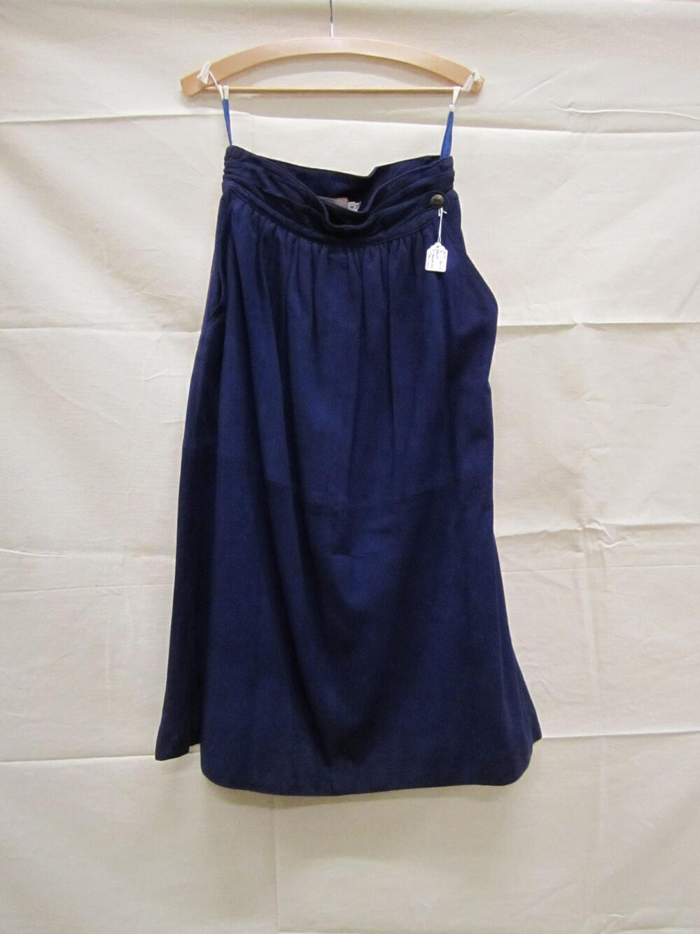 Rok van donkerblauw suède met sluiting in de linker zij