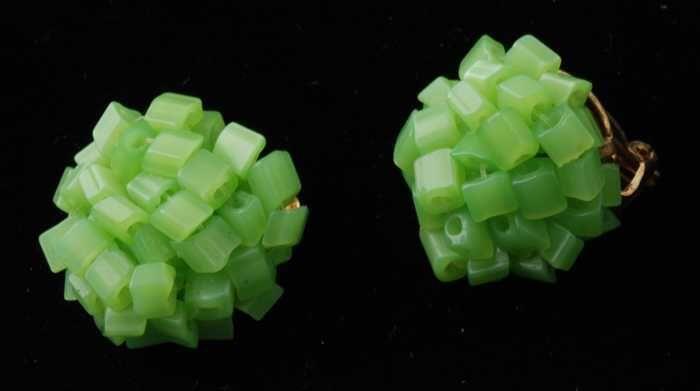 Paar oorbellen, bolle ronde clips met lichtgroene glazen staafkraaltjes, kapper Van Vliet