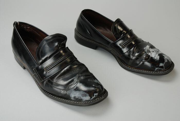 Paar herenschoenen van zwart imitatie lakleer met wreefband en sierstiksel
