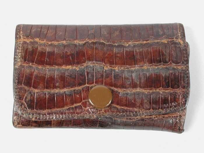 Kleine portomonnee van glanzend donkerbruin reptielenleer