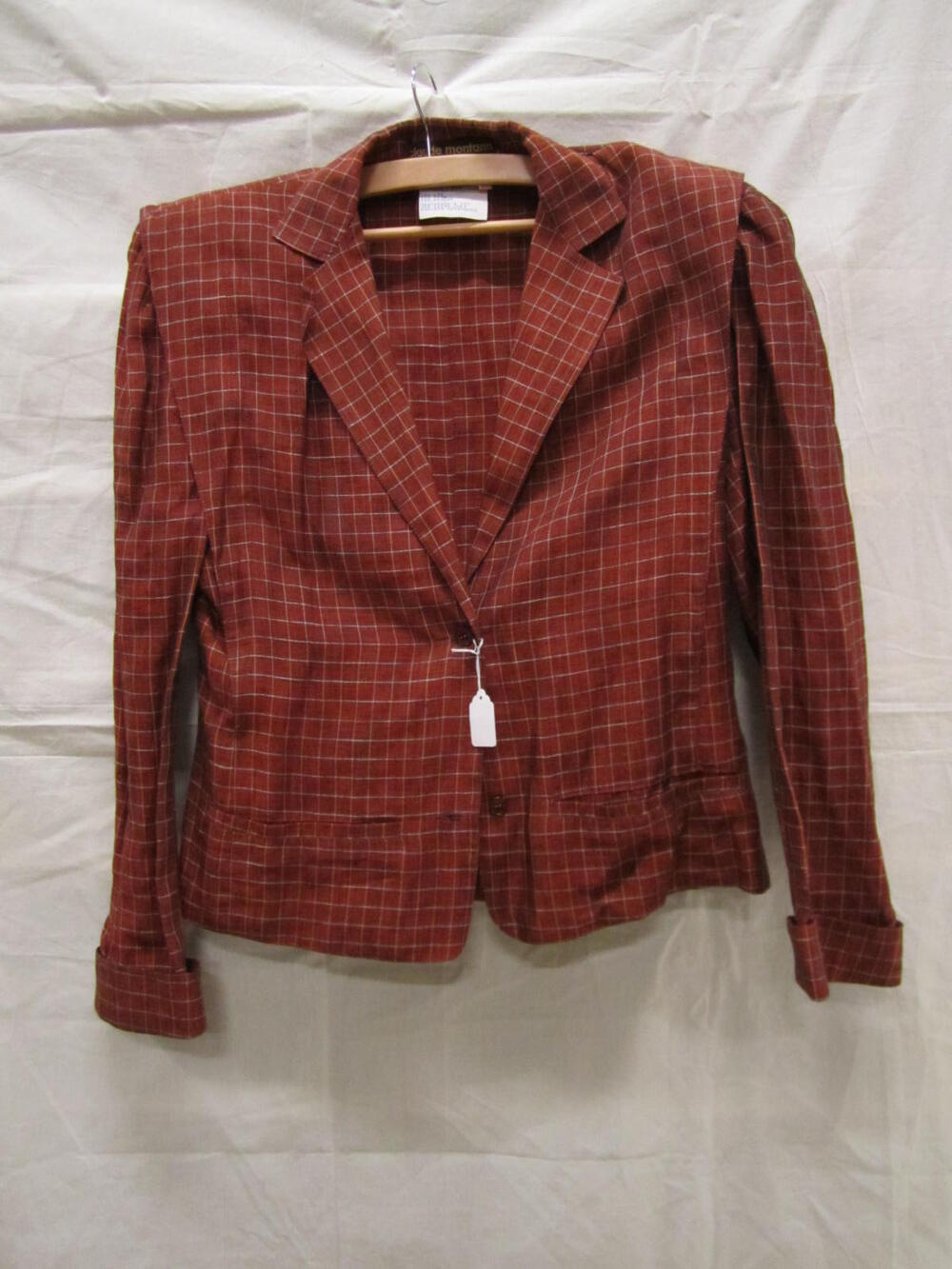 Jasje van steenrood linnen met ingeweven ruitje in beige en lichtblauw, kort model met smalle…