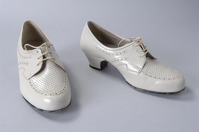 Roomwitte veterschoenen met klein hakje, gaatjesdecoratie op de voorvoet