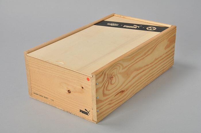 houten doos met paar sneakers "Puma, WBC11, WORLD BBOY CLASSIC"