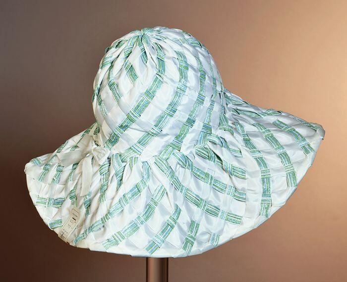 Groen-witte ronde zonnehoed met brede rand, flapper, weefsel wit nylonlint met blauw-groen raffia