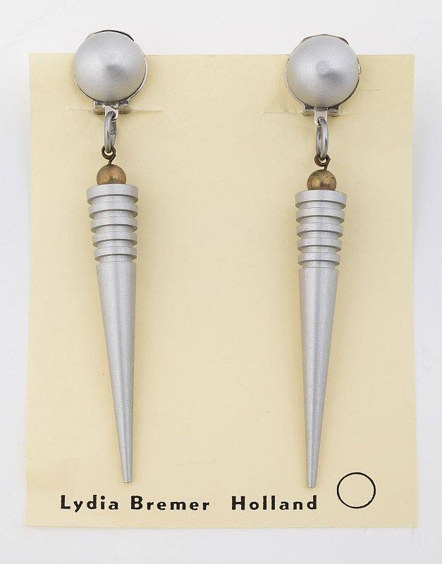 Metalen oorhangers, clipbevestiging, met messing kraaltje en lange zilverkleurige aluminium kegel…