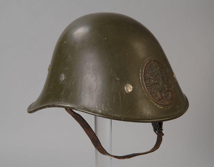 Groene Nederlandse militaire helm Nieuw Model M 1934, met binnenhelm van leer en kinband met gesp