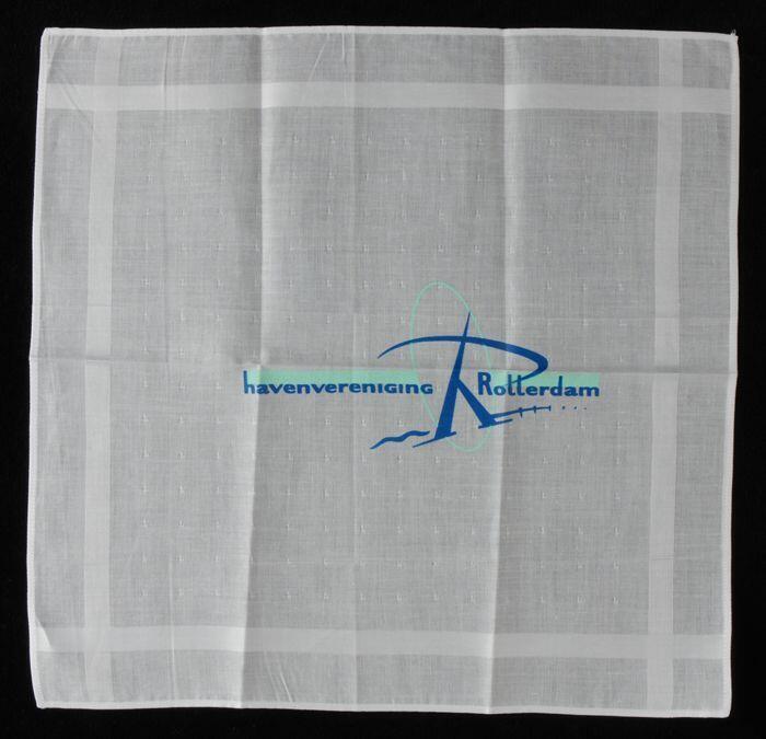 Wit katoenen zakdoek met in groen en blauw opdruk van het 'nieuwe' logo van de "Havenvereniging…