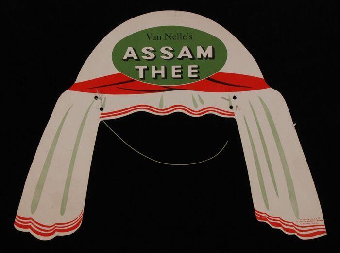 Kartonnen tulband of hoofddoek met "ASSAM THEE" van Van Nelle