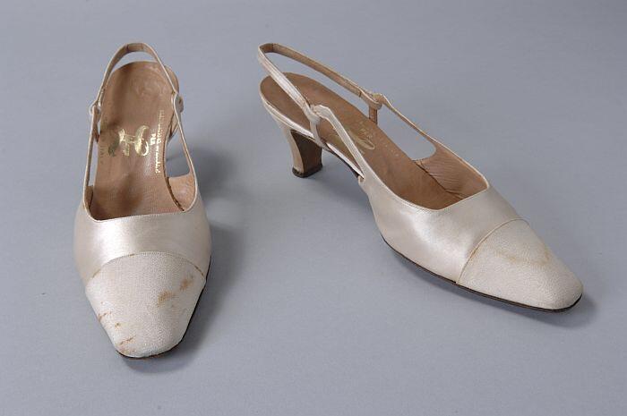 Roomwitte satijnen slingbacks, spitse neus bekleed met ribszijde
