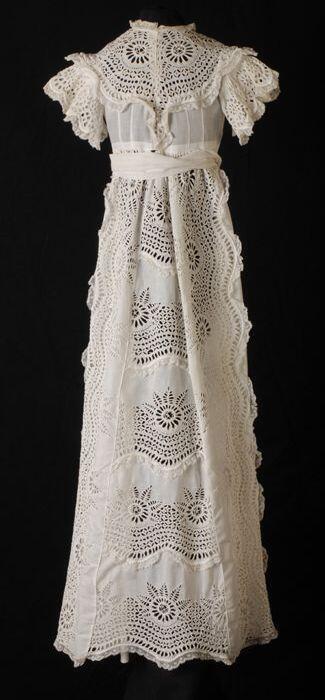 Doopjurk of toonjurk van fijn gebroken wit linnenen broderie anglaise