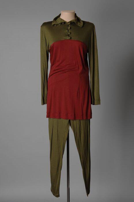Driedelig ensemble positiekleding bestaande uit legging (2) tuniek met steenrood deel (1) en vestje…