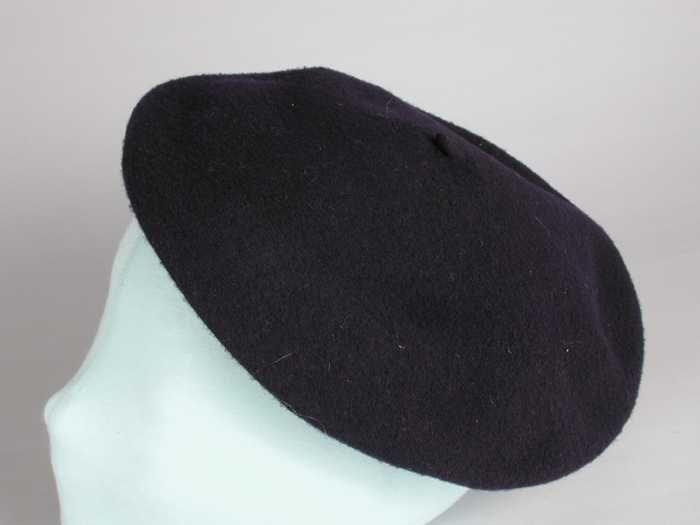 Dameshoed, baret, van donkerblauwe wolmet geruwd oppervlak, rond model met klein steeltje op de top…